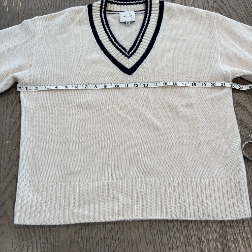 Reformation Jadey Cashmere Oversized V-neck Sweater - Picture 4 of 8